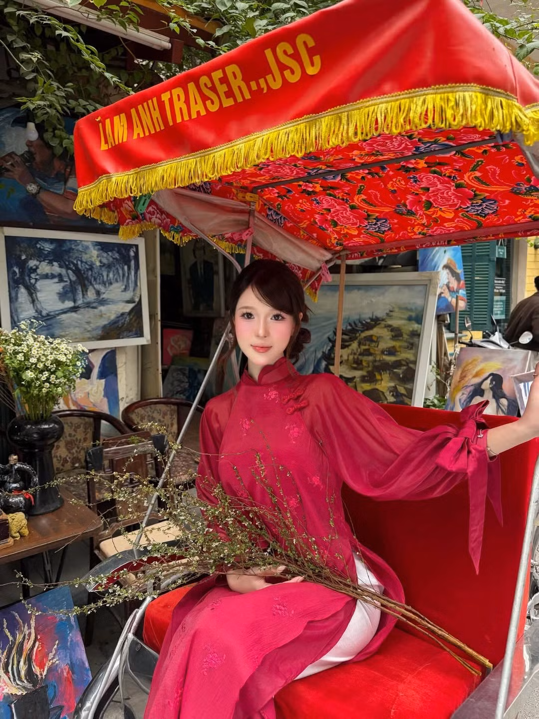Lối trang điểm tông hồng đào trong trẻo, nhấn vào đôi mắt to tròn và đôi môi căng mọng càng làm tôn lên những đường nét thanh tú của nàng hot girl. Nhiều người hâm mộ đã không ngớt lời khen ngợi, ví cô nàng như một "búp bê sống" bước ra từ tranh vẽ. (Ảnh: IGNV)