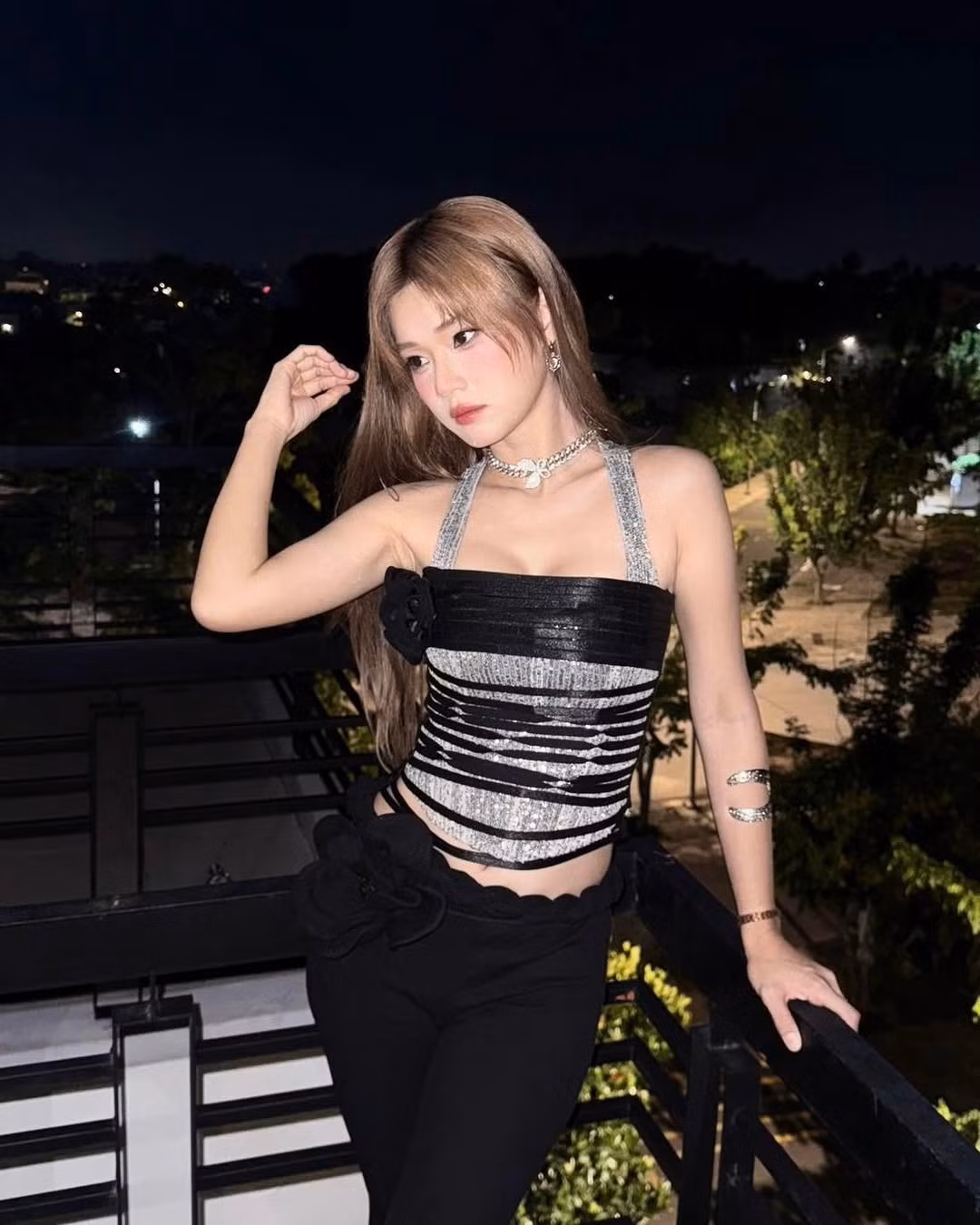 Kết hợp cùng quần cạp trễ phá cách, tổng thể outfit mang đến vibe hiện đại, gợi cảm và đầy thu hút – đúng chuẩn “party girl” đẳng cấp.