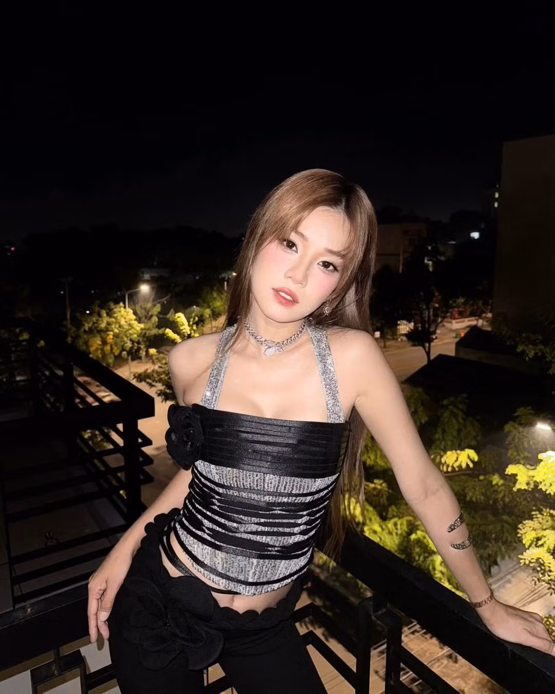 Từng gắn liền với hình ảnh trong sáng, ngây thơ, gần đây Hoàng Yến Chibi chuyển mình phá cách cùng với những thiết kế cuốn hút, cắt xẻ ấn tượng. Trong loạt ảnh mới, cô nàng diện outfit cắt xẻ ấn tượng, nữ ca sĩ như hóa thân thành một “quý cô tiệc tùng” thứ thiệt, vừa kiêu kỳ vừa thời thượng.