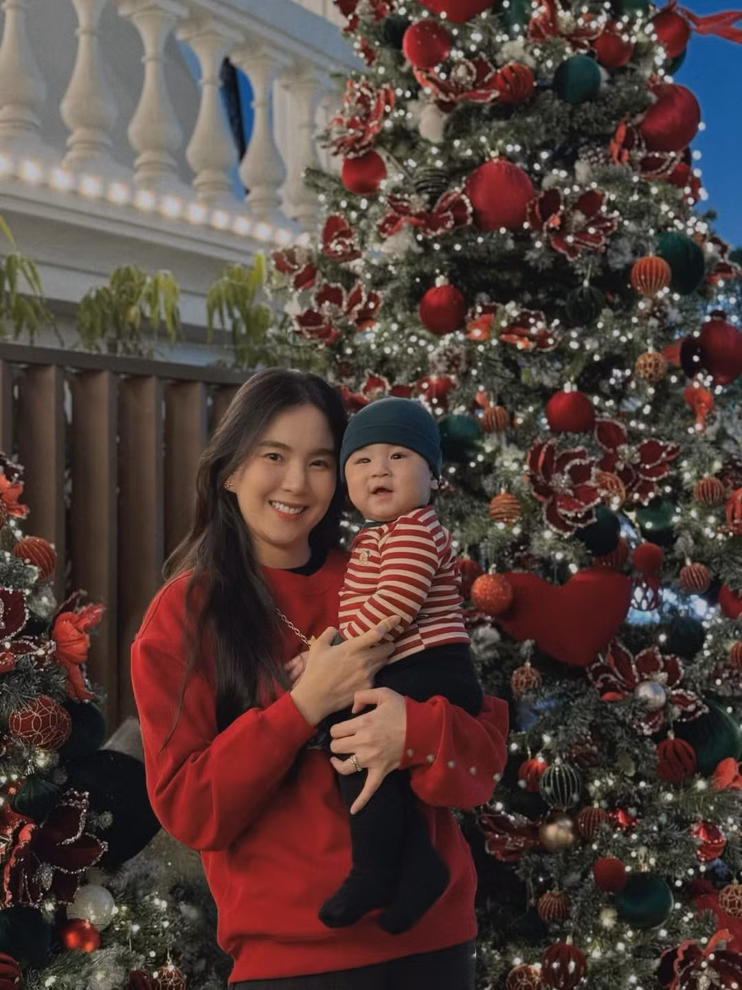 Những khoảnh khắc này nhanh chóng thu hút sự quan tâm của người hâm mộ, khiến ai nấy đều xuýt xoa trước sự ngọt ngào của hai mẹ con. (Ảnh: IGNV)