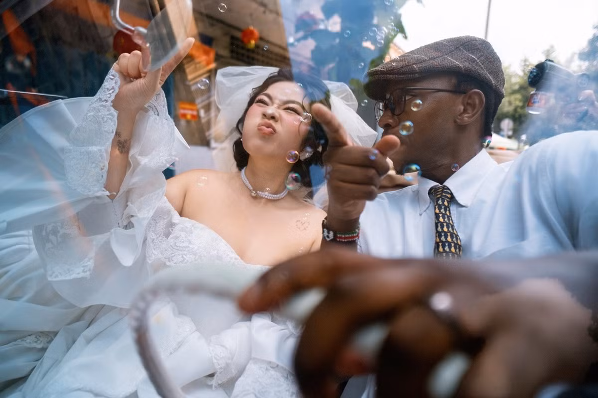 Cặp đôi không ngại thể hiện những biểu cảm "khó đỡ", từ việc chạy trốn đến tạo dáng hài hước trong studio, hay trên chiếc ô tô mui trần màu hồng phấn với bong bóng xà phòng bay lơ lửng, tạo cảm giác lãng mạn và vui tươi như trong phim.