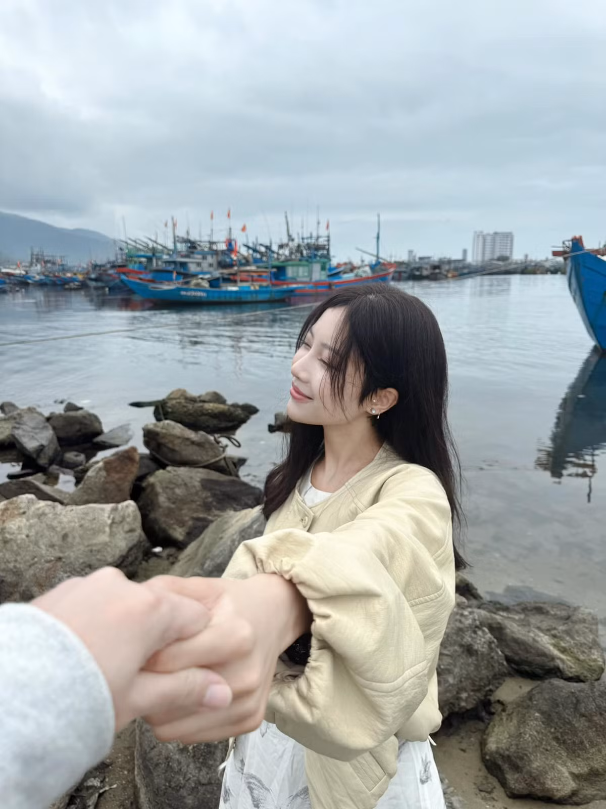 Chuyện tình của Nắng và Hải Trần được ví như một câu chuyện cổ tích giữa đời thường. Cả hai quen nhau khi cùng làm việc tại một công ty game, nhưng lúc đó Nắng không hề để ý đến chàng trai IT mộc mạc.