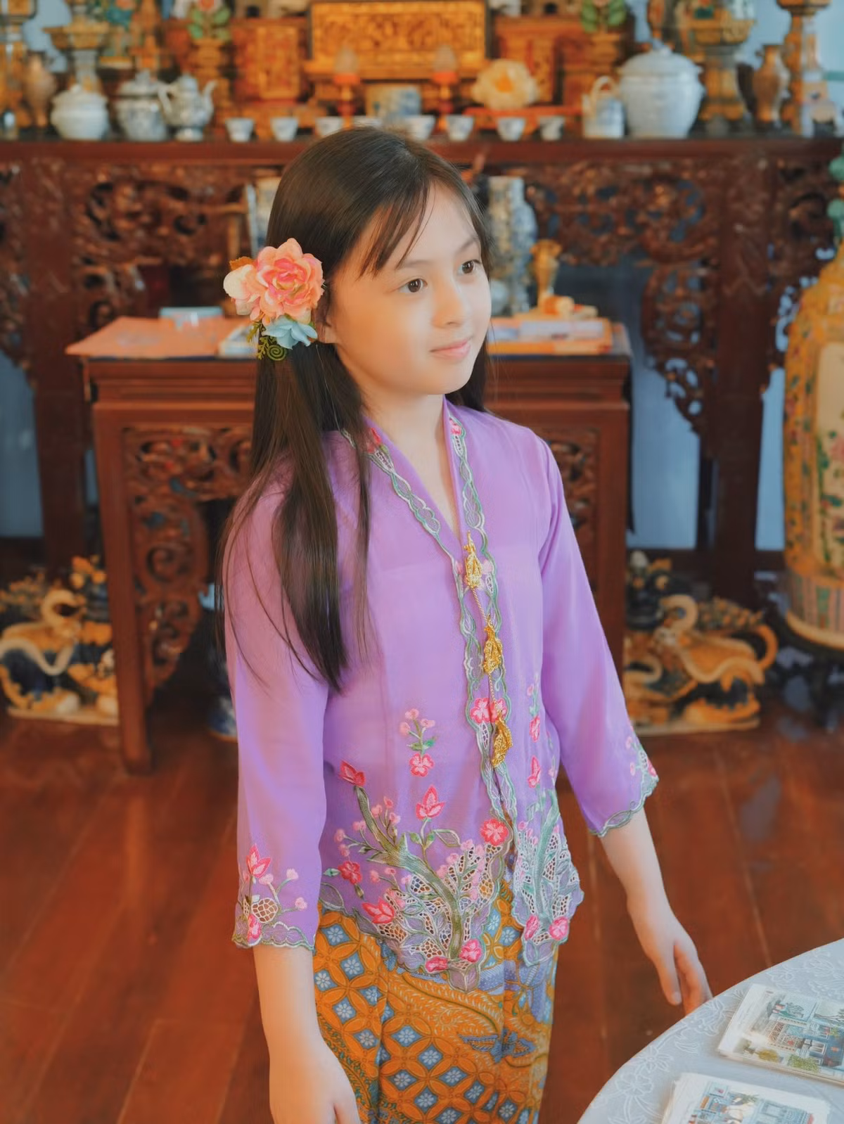 Theo dõi hành trình lớn lên của bé Cam Cam, nhiều người phải xuýt xoa trước nhan sắc của "tiểu mỹ nhân" này. Theo từng giai đoạn, cô bé không hề bị mất nét mà ngày càng xinh xắn và vẫn giữ được nét trong sáng, đáng yêu. (Ảnh: FB Gia đình Cam Cam)