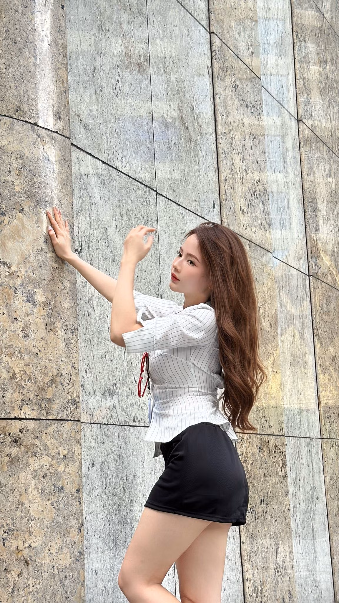 Kết hợp cùng chân váy ngắn màu đen, giúp tôn lên đôi chân dài thon gọn và vóc dáng cân đối của cô (Ảnh: IGNV)