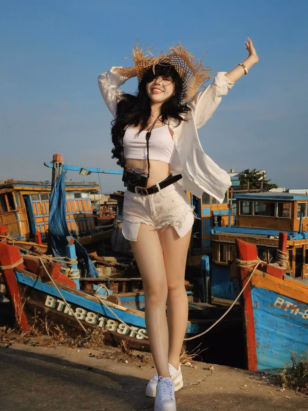 Trong loạt ảnh, Bảo Khuyên Susan khéo léo lựa chọn trang phục trẻ trung, năng động nhưng không kém phần quyến rũ. Cô diện một chiếc croptop trắng khoe trọn vòng eo "con kiến" và làn da trắng ngần, kết hợp cùng áo sơ mi khoác ngoài hờ hững và quần short denim cá tính. (Ảnh: IGNV)