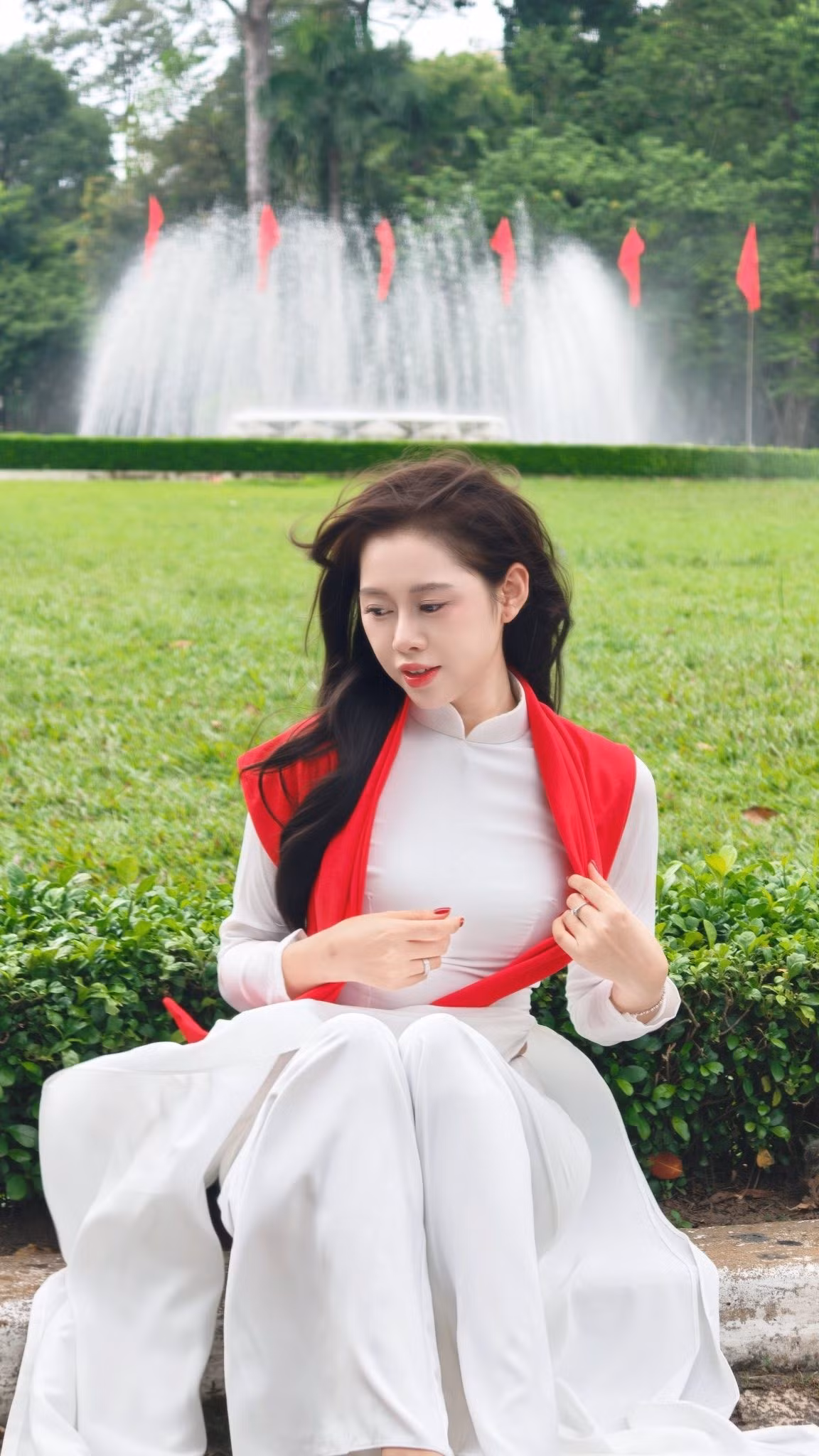 Hòa mình vào không khí những ngày cận kề đại lễ, mới đây trên trang cá nhân, Việt Phương Thoa đã đăng tải bộ ảnh chụp áo dài trắng đầy tự hào.(Ảnh: FBNV)