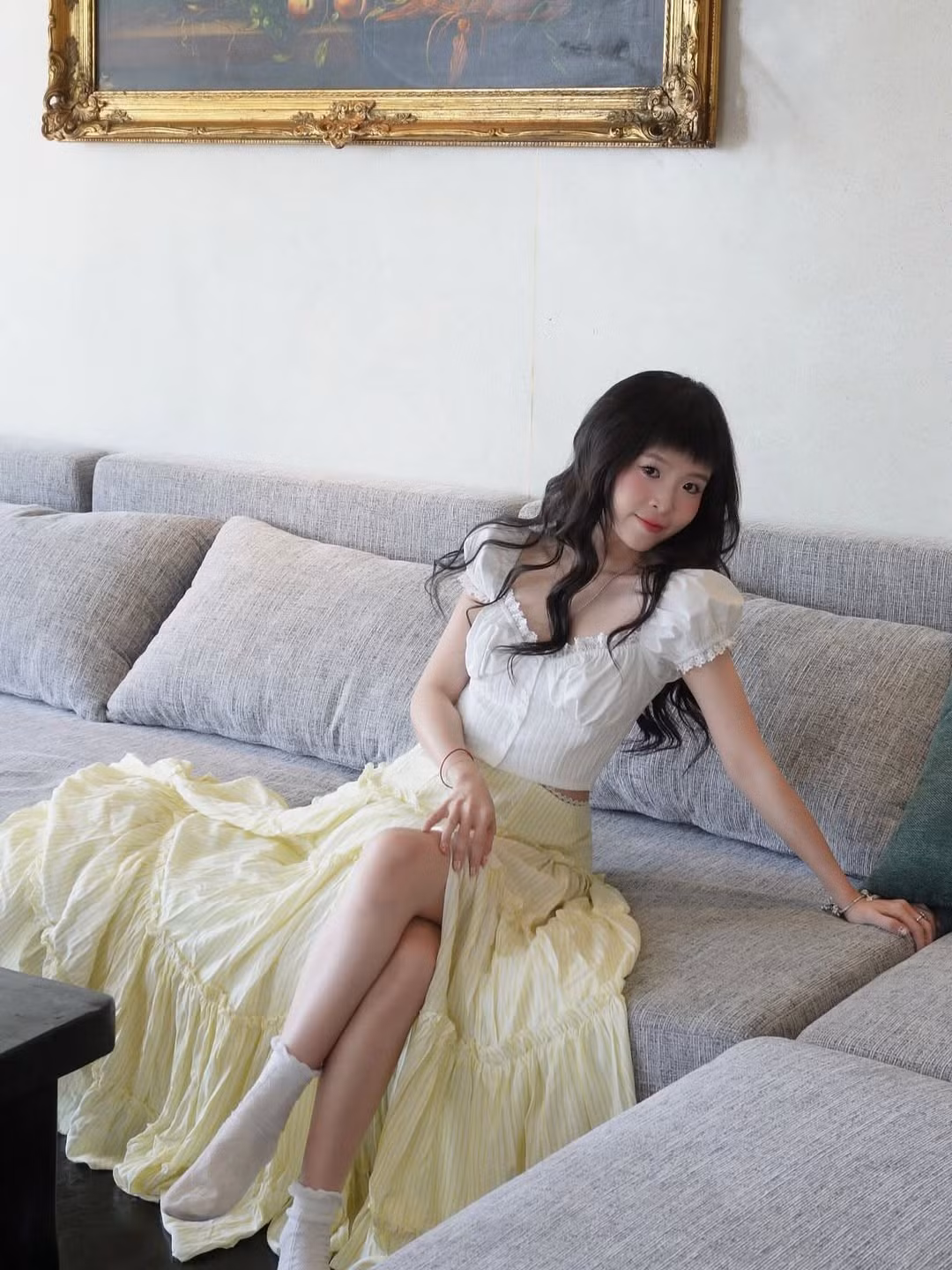 Trong những tấm hình khác trong chuyến nghỉ dưỡng, nữ diễn viên mặc một chiếc áo crop top trắng tay bồng phối cùng váy dài xẻ tà màu vàng nhạt kẻ sọc trắng. (Ảnh: IGNV)