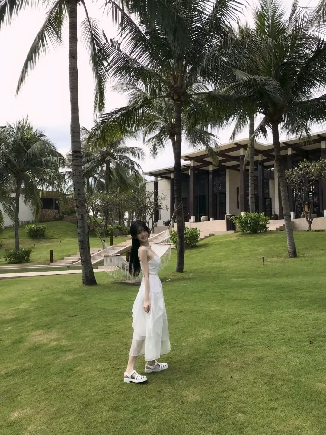 Những bức ảnh lần này tại Nha Trang không chỉ khoe được vẻ đẹp rạng rỡ của cô mà còn thể hiện sự trân trọng và yêu thích của cô đối với văn hóa địa phương khi du lịch Việt Nam. (Ảnh: @dlehhh)