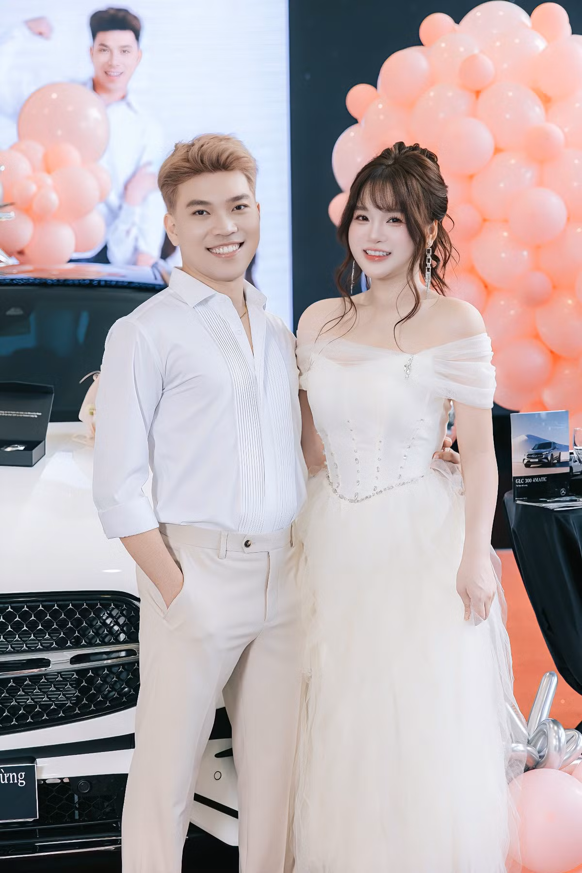 Sau khoảng nửa năm công khai hẹn hò, Lyly Sury và Soanh Trần luôn nhận về sự quan tâm lớn từ công chúng. Mới đây, cặp đôi khiến netizen được dịp trầm trồ, ngưỡng mộ khi Lyly đăng tải hình ảnh cả hai cùng nhau đi nhận xe mới với dòng trạng thái: "Chúc mừng sinh nhựt em".
