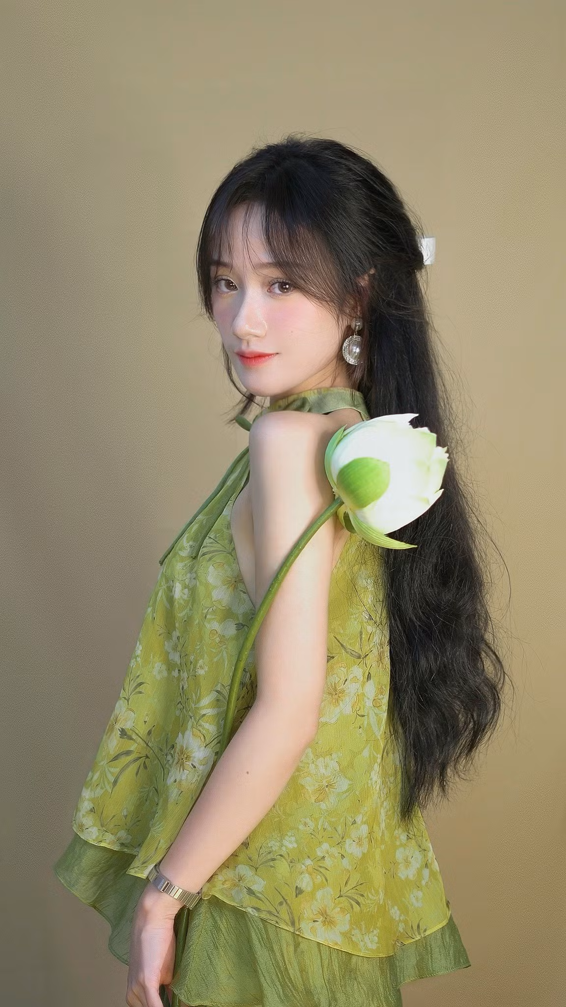 Với màn "comeback" đầy bất ngờ và ý nghĩa này, nhiều người hâm mộ hy vọng rằng Đào Lê Phương Hoa vẫn sẽ duy trì được sức hút và sự quan tâm của công chúng trong vai trò mới là một người mẹ.