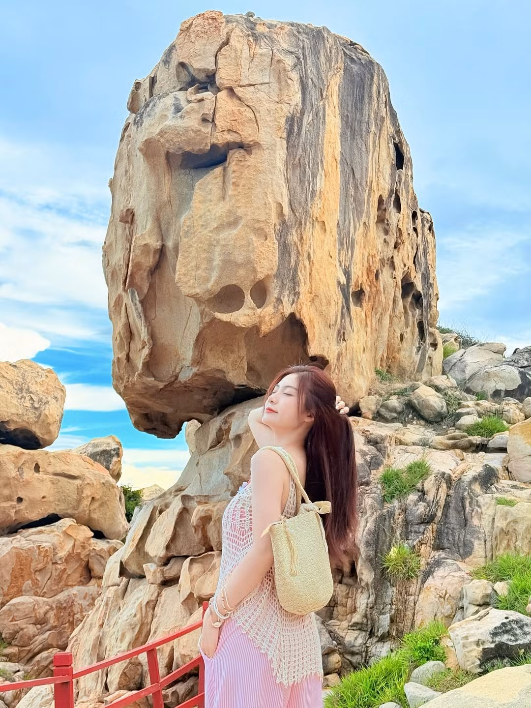 Cô nàng khoác thêm chiếc áo lưới móc bên ngoài, mang lại vẻ bay bổng, phóng khoáng, rất phù hợp với không khí biển cả.