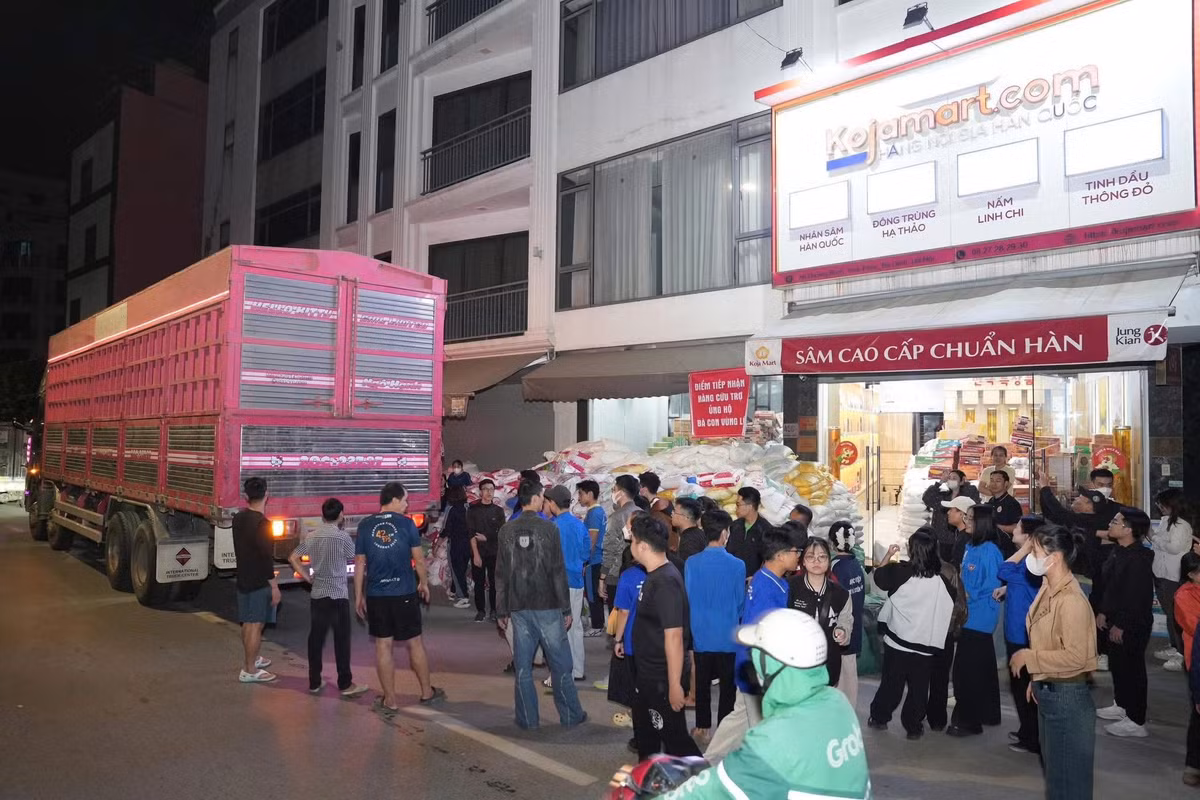 Trong bối cảnh đồng bào miền Trung đang phải oằn mình đối phó với những thiệt hại nặng nề do mưa lũ gây ra, Mỹ Hạnh đã gác lại công việc cá nhân, thực hiện chuyến đi đặc biệt đầy ý nghĩa, đó là lái xe tải chở 45 tấn nhu yếu phẩm vào vùng lũ Đắk Lắk. (Ảnh: FBNV)