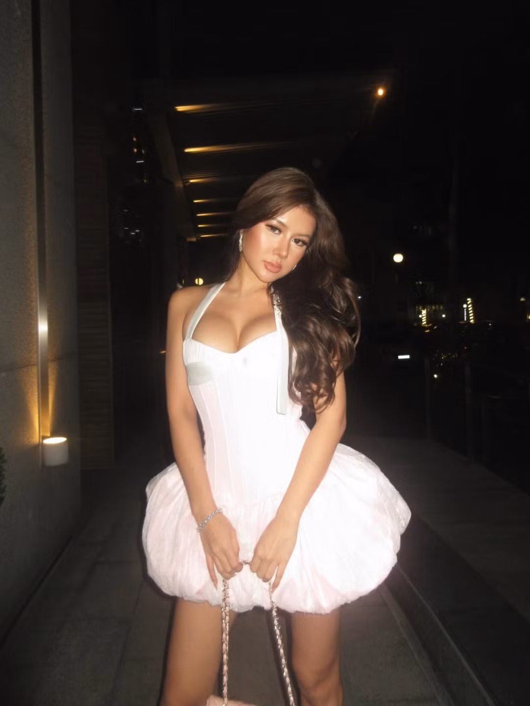 Để hoàn thiện outfit, nữ TikToker khéo léo phối cùng túi xách Chanel màu hồng đồng điệu và trang sức bạc lấp lánh, tạo nên một tổng thể sang chảnh như một "tiểu thư" thực thụ. (Ảnh: IGNV)