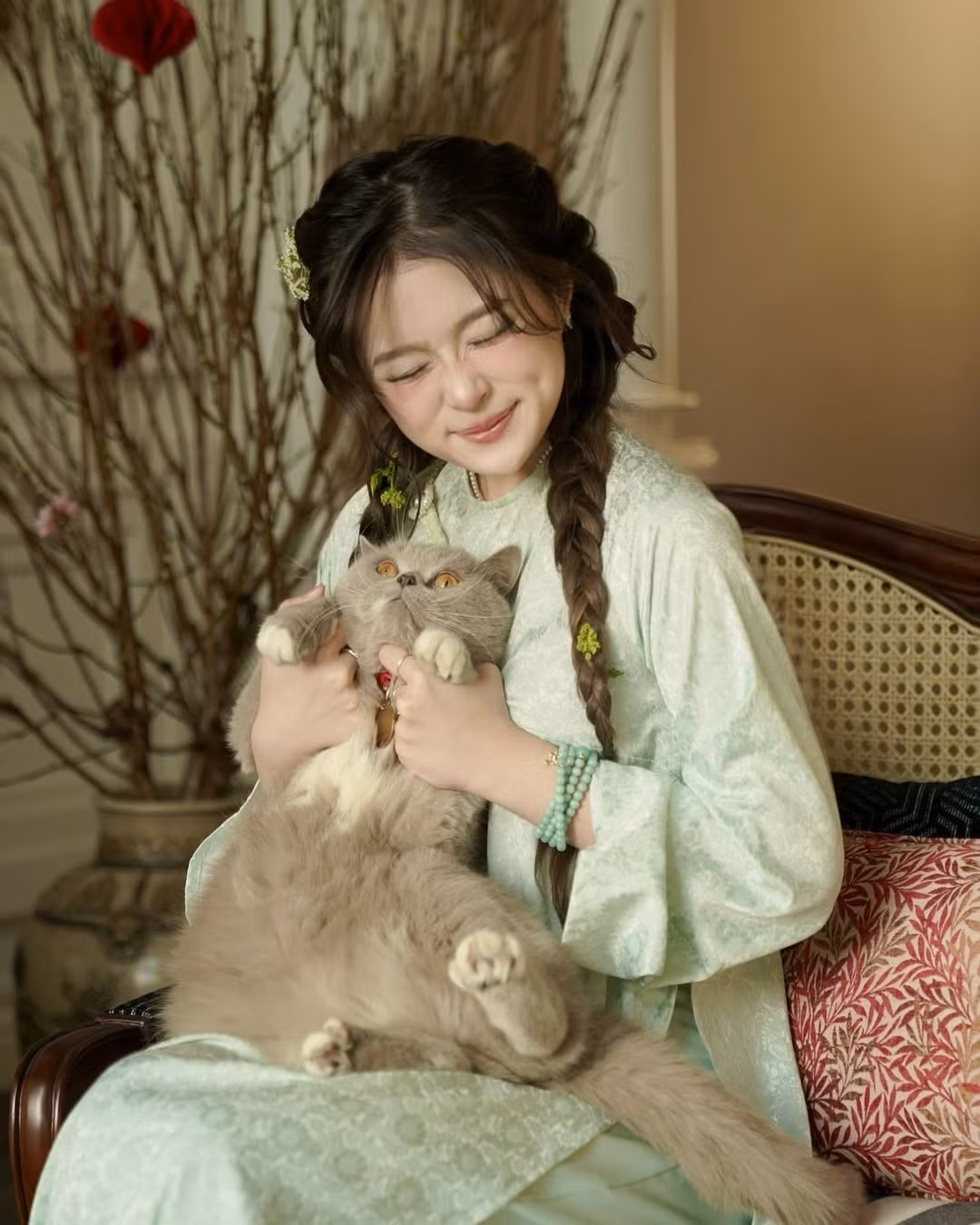 Ở tuổi 22, Chao có cuộc sống khiến nhiều người mơ ước khi không chỉ sinh ra trong một gia đình "có điều kiện", mà còn sở hữu thành tích học tập khủng, khả năng tự chủ tài chính. Đặc biệt cô nàng có chuyện tình đẹp khiến người theo dõi ngưỡng mộ.