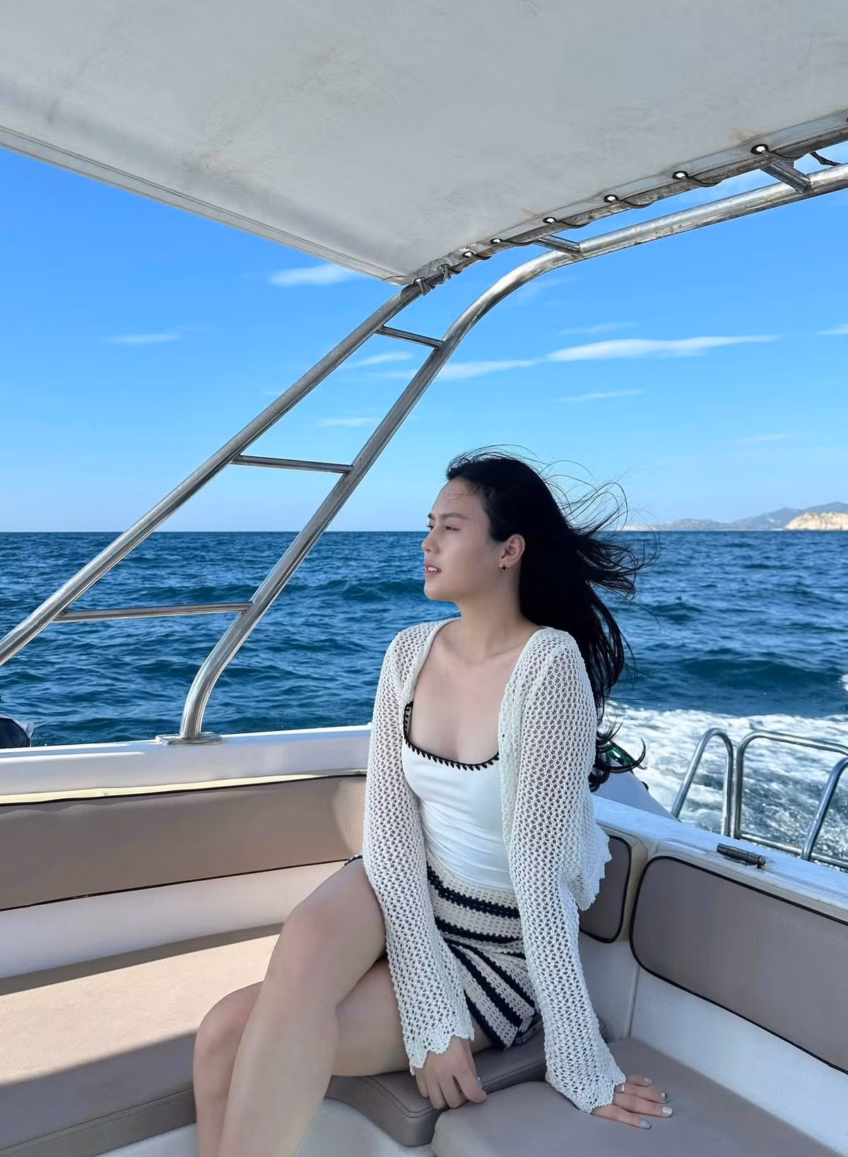 Lối trang điểm tự nhiên, với tông hồng đào nhẹ nhàng, kết hợp mái tóc thả xóa đơn giản giúp cô trông vừa trẻ trung vừa sang trọng.