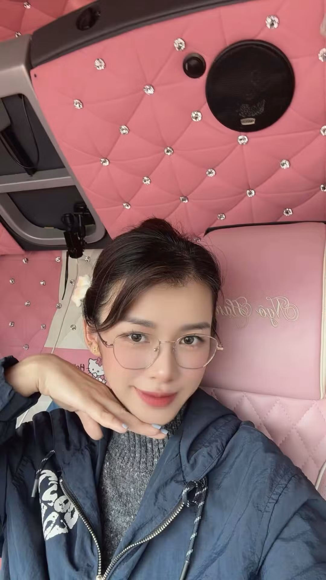 Từ Thái Nguyên, Mỹ Hạnh cùng chồng thay nhau lái chiếc xe vượt hàng nghìn kilomet, xuyên đêm để kịp thời mang hàng cứu trợ đến với bà con. (Ảnh: FBNV)