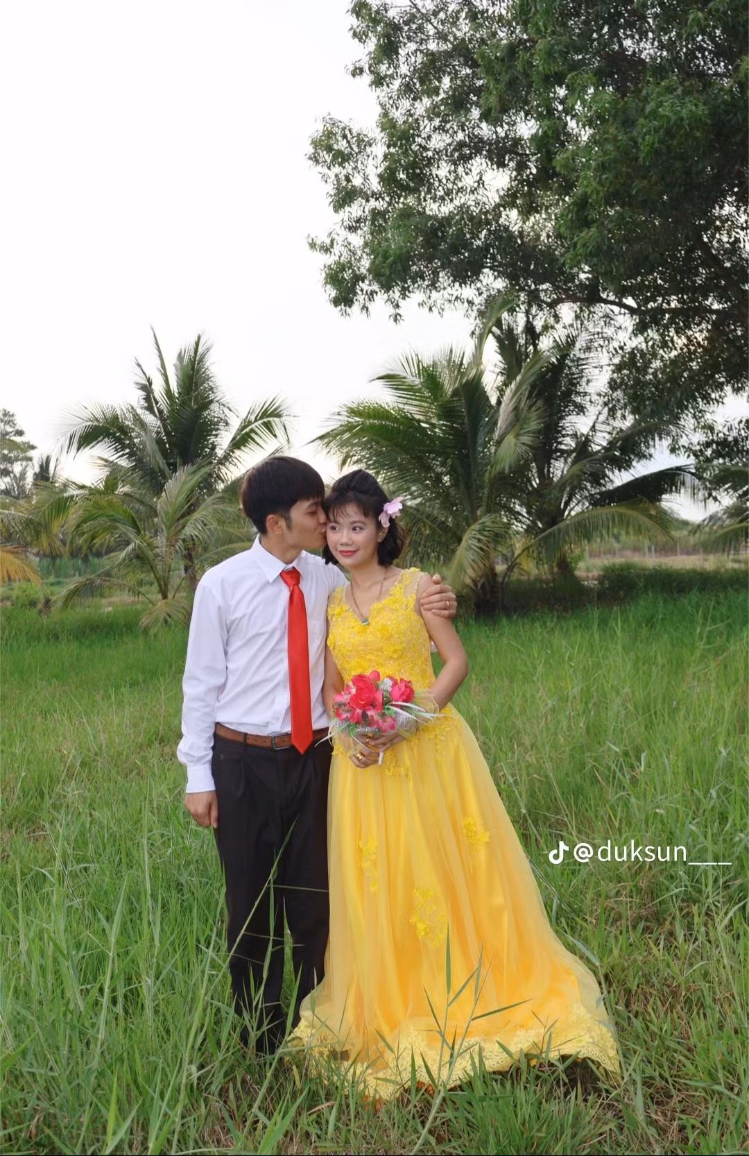 Trong thời đại ảnh cưới studio lộng lẫy đang dần bão hòa, Thảo Da Ua chọn đường đi ngược dòng, trở thành điểm nhấn độc lạ.