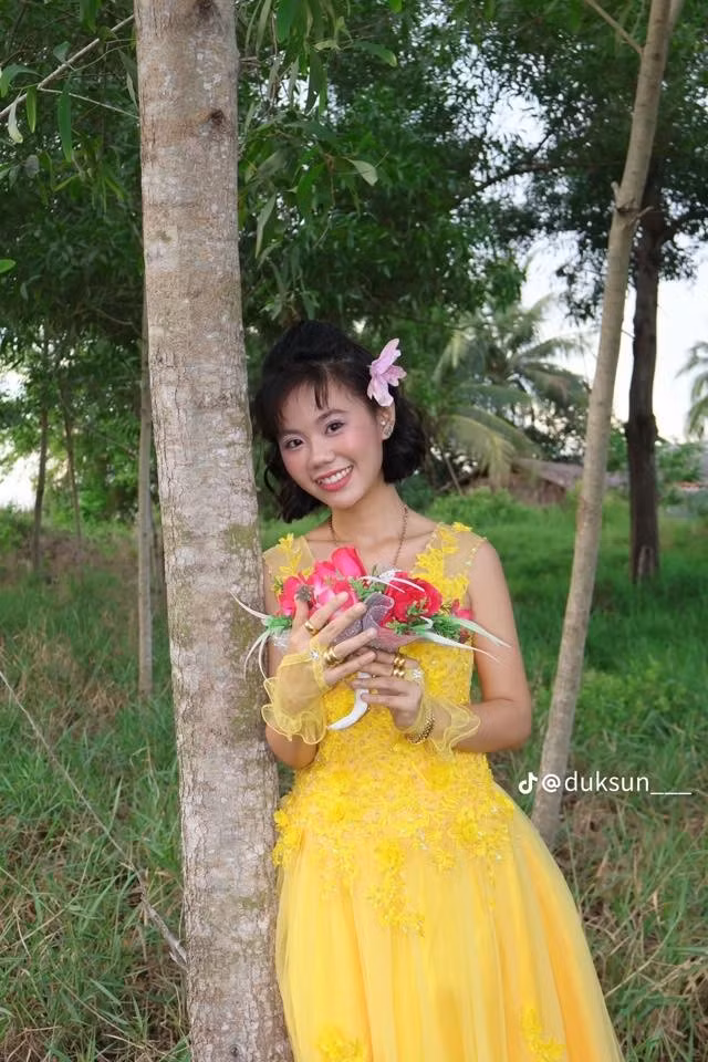Trong bức ảnh đang được chia sẻ rần rần, Thảo Da Ua diện váy cưới vàng rực rỡ, đứng bên cạnh chú rể mặc áo sơ mi trắng, thắt cà vạt đỏ – combo huyền thoại làm liên tưởng đến phong cách trang điểm trong ảnh cưới xưa.