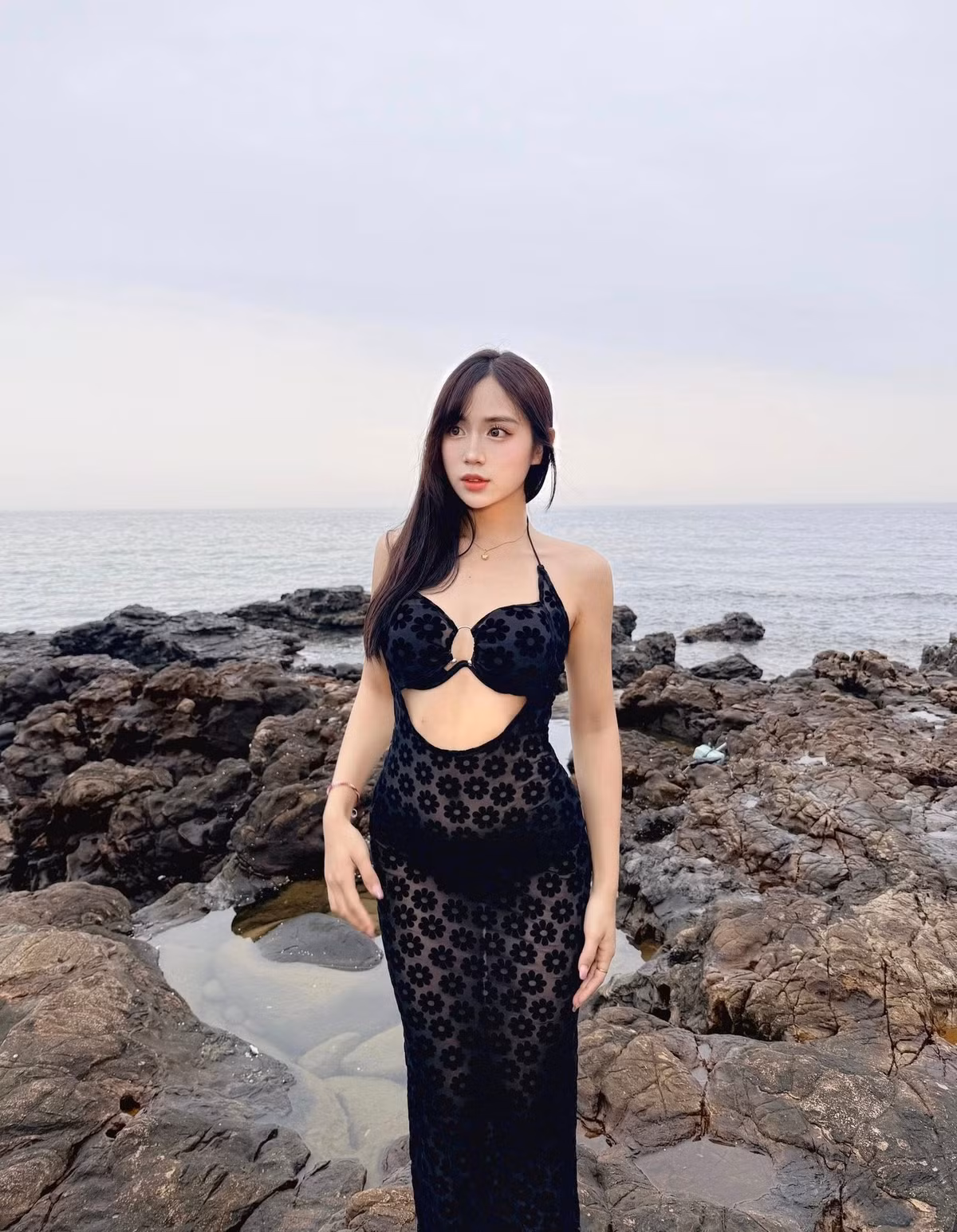 Một lần khác, Maysaa cũng khiến dân mạng trầm trồ khi diện váy đen xuyên thấu với thiết kế cắt xẻ đầy táo bạo.