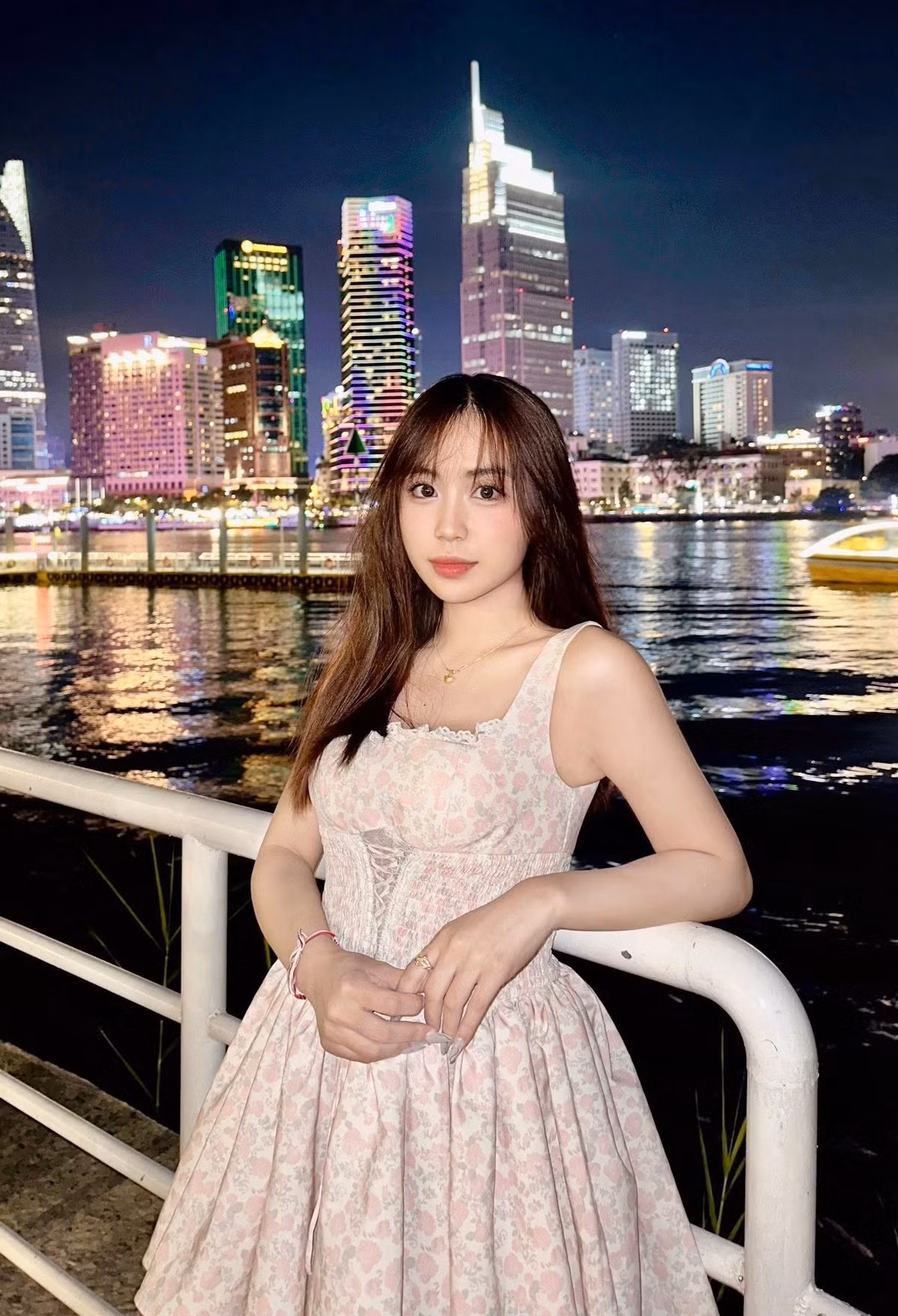 Với sự duyên dáng và gần gũi, cô nhanh chóng chiếm được cảm tình từ đông đảo cư dân mạng Việt.
