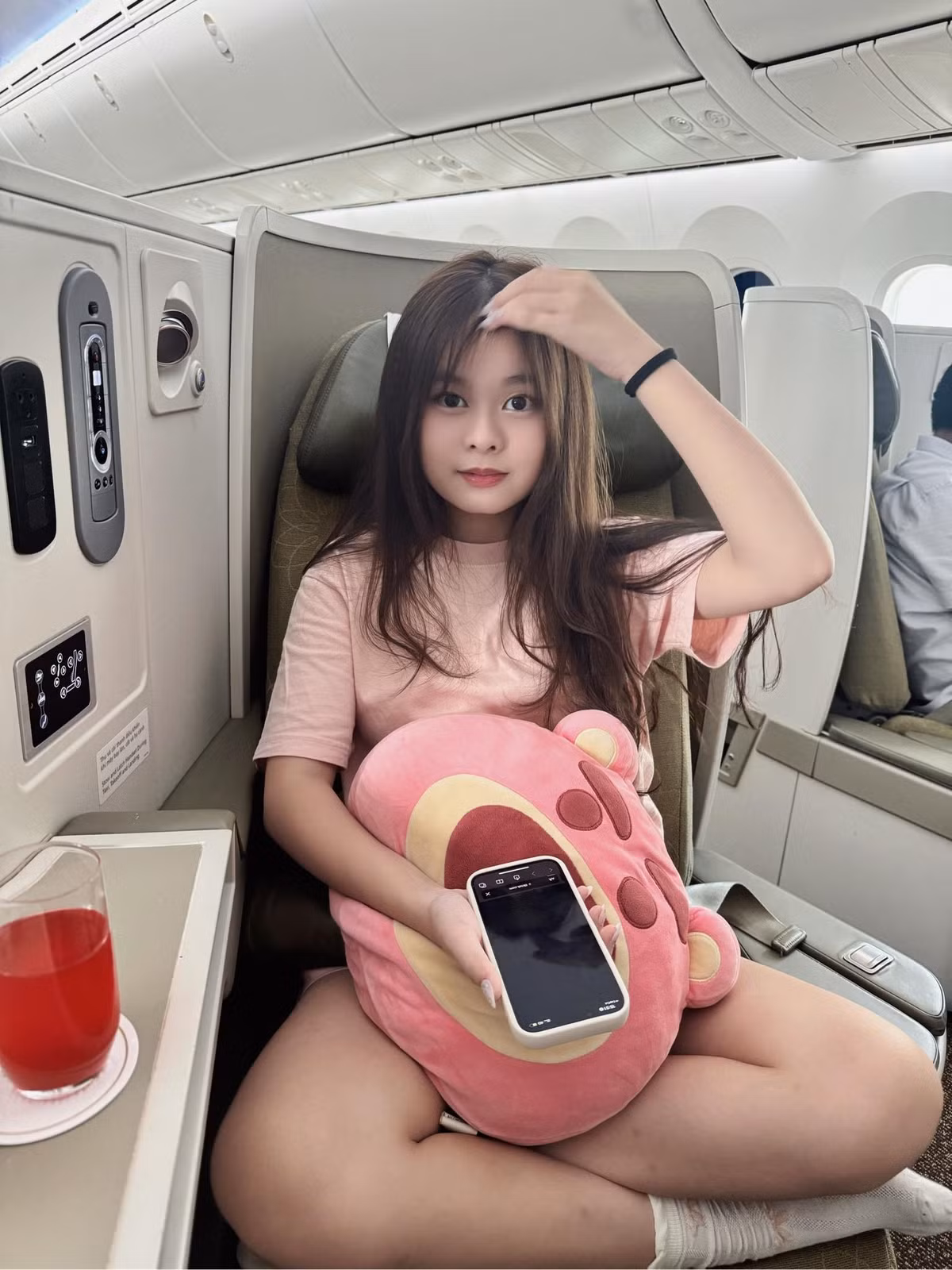 Bé Su được biết đến là chị cả trong gia đình đông con, luôn rất tình cảm, ngoan ngoãn và chăm sóc các em thay mẹ khi mẹ bận rộn. (Ảnh: FB Hằng Túi)
