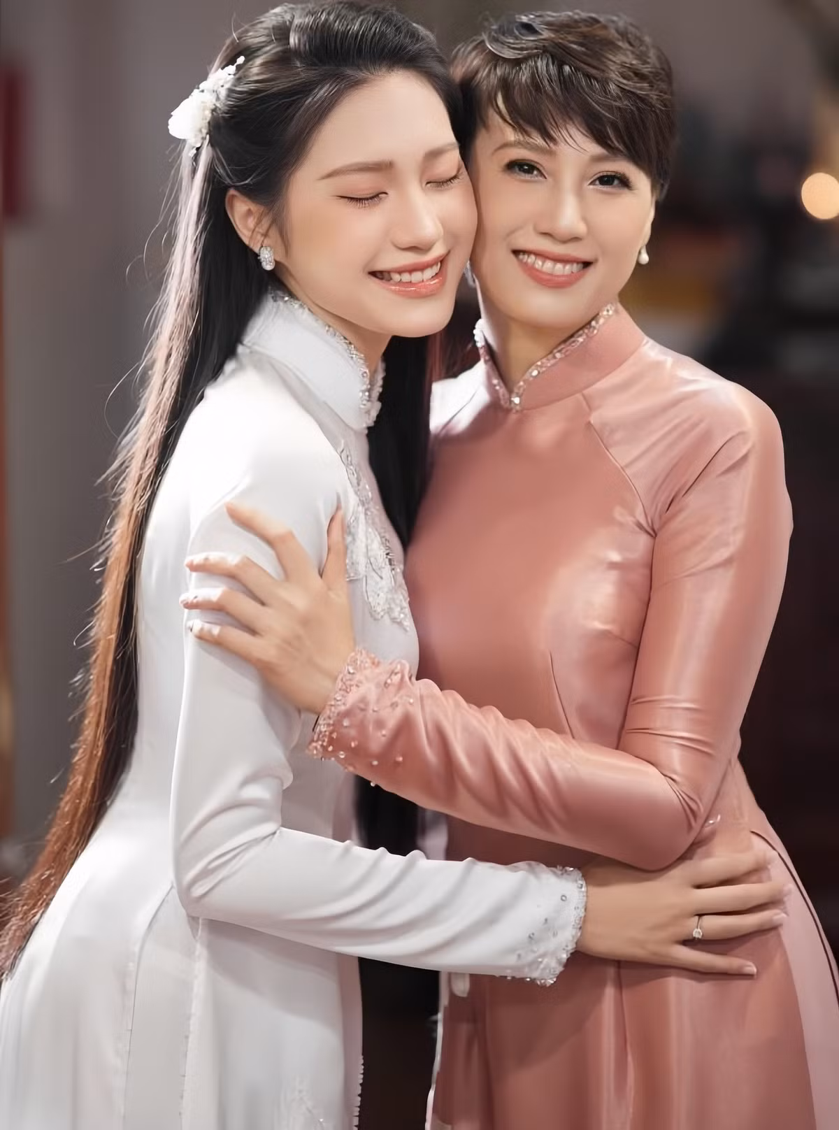 Điều khiến cư dân mạng trầm trồ chính là sự trẻ trung khó tin của mẹ Hải My. Gương mặt bà không hề lộ dấu hiệu tuổi tác, nụ cười tươi tắn cùng ánh mắt tràn đầy sức sống khiến nhiều người thậm chí còn nhầm lẫn bà là chị gái của con gái.