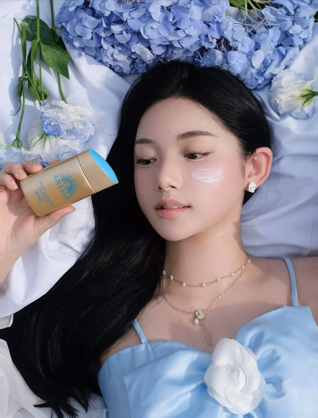 Quỳnh Trương tạo dáng tự nhiên trên tấm thảm picnic trắng tinh, lúc thì nhẹ nhàng cầm bó hoa, lúc thì nghịch ngợm với chiếc quạt cầm tay nhỏ xinh. Mỗi khoảnh khắc đều được ghi lại một cách tinh tế, cho thấy vẻ đẹp ngọt ngào, cuốn hút của cô nàng. (Ảnh: IGNV)