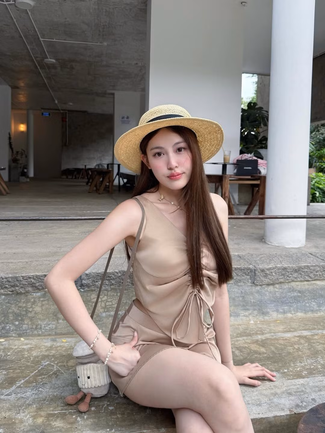 Dù không hoạt động nghệ thuật, nhưng bạn gái HIEUTHUHAI - Tăng Mỹ Hàn luôn biết cách thu hút sự chú ý mỗi khi xuất hiện. Trong loạt ảnh mới đây, cô nàng với giao diện "kẹo ngọt" xuống phố, khiến người hâm mộ phải xuýt xoa.