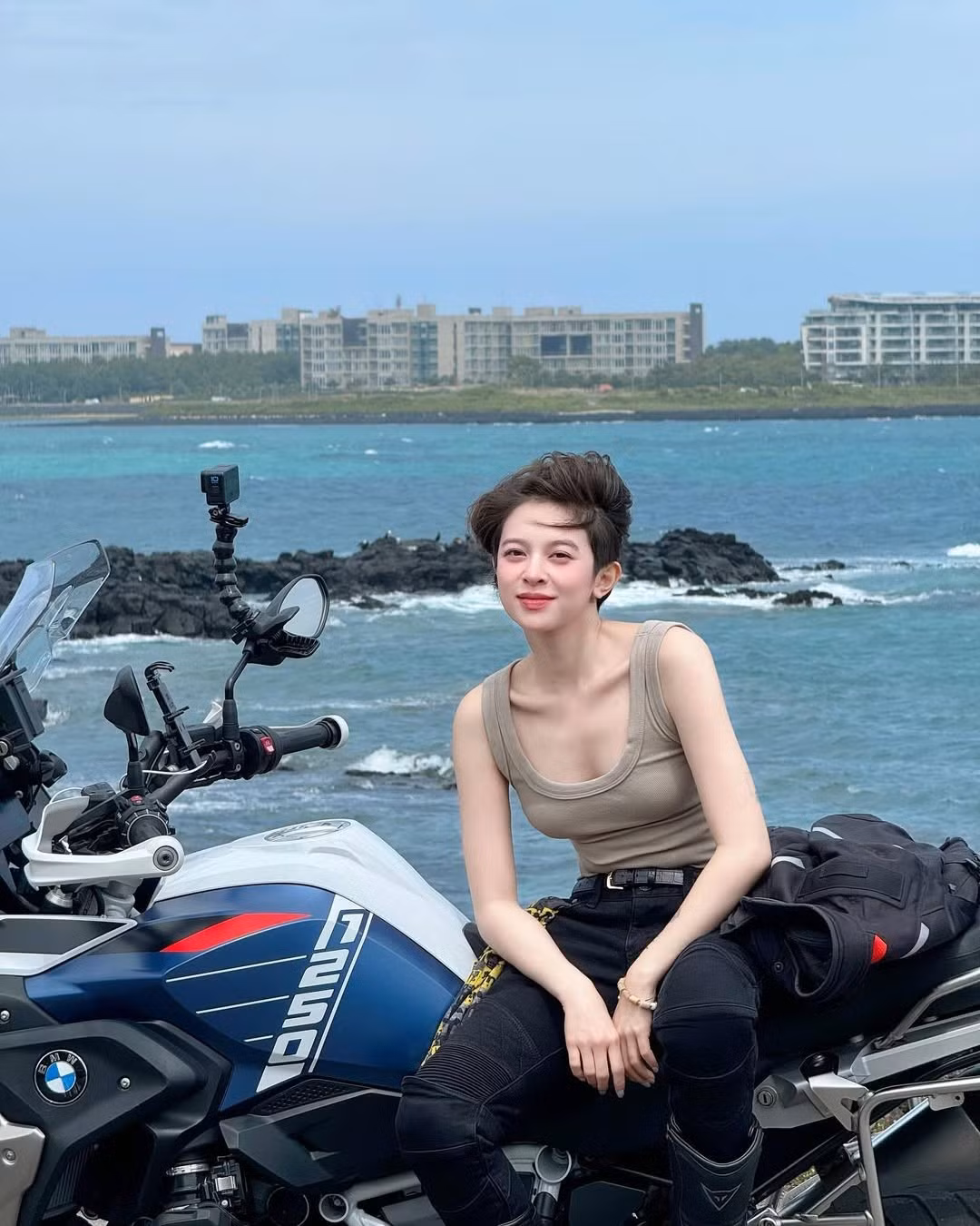 Nguyễn Lê Hà My, KOL nổi tiếng với biệt danh Miemyii và mái tóc tém thương hiệu, vừa "đốn tim" người hâm mộ khi bất ngờ đăng tải loạt ảnh diện đồ bơi. (Ảnh: IGNV)