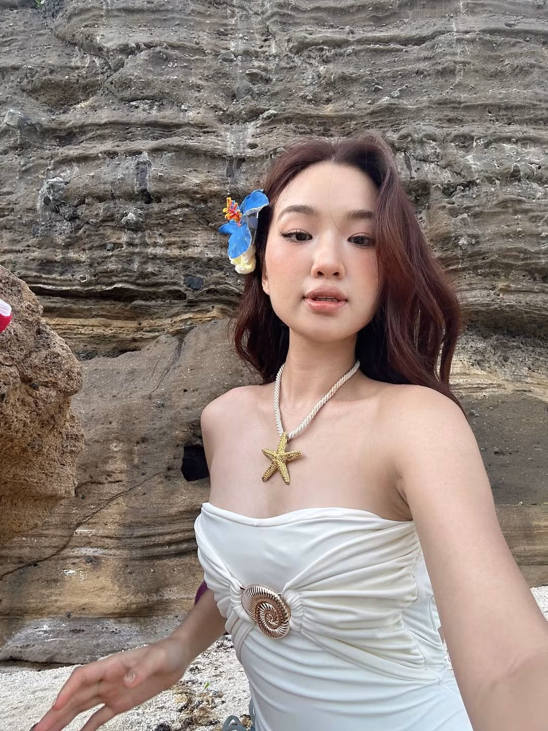 Những hình ảnh này nhanh chóng "gây bão" trên mạng xã hội, nhận về hàng ngàn lượt yêu thích và bình luận tích cực, khẳng định sức hút không ngừng của hot girl Chai Chanh.