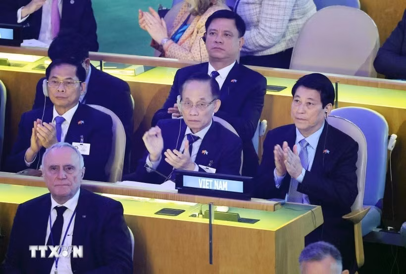 Chủ tịch nước Lương Cường và thành viên đoàn Việt Nam tham dự Phiên họp cấp cao Kỷ niệm 80 năm thành lập Liên hợp quốc. (Ảnh: Lâm Khánh/TTXVN)