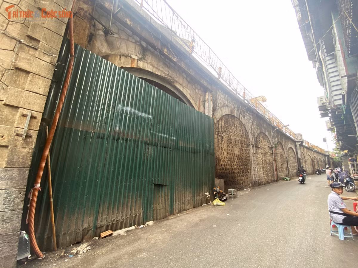 Nhiều vòm đá hiện vẫn trong tình trạng bị quây tôn kín, chưa được đục thông hay sử dụng, gây lãng phí không gian di sản giữa lòng đô thị.