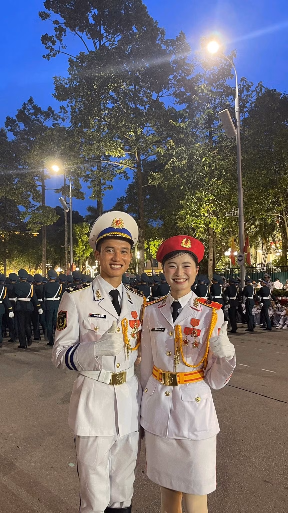Chàng quân nhân đó là Nguyễn Hữu Cường, anh đi trong đội hình thuộc khối Danh dự 3 Quân chủng. (Ảnh: FBNV)