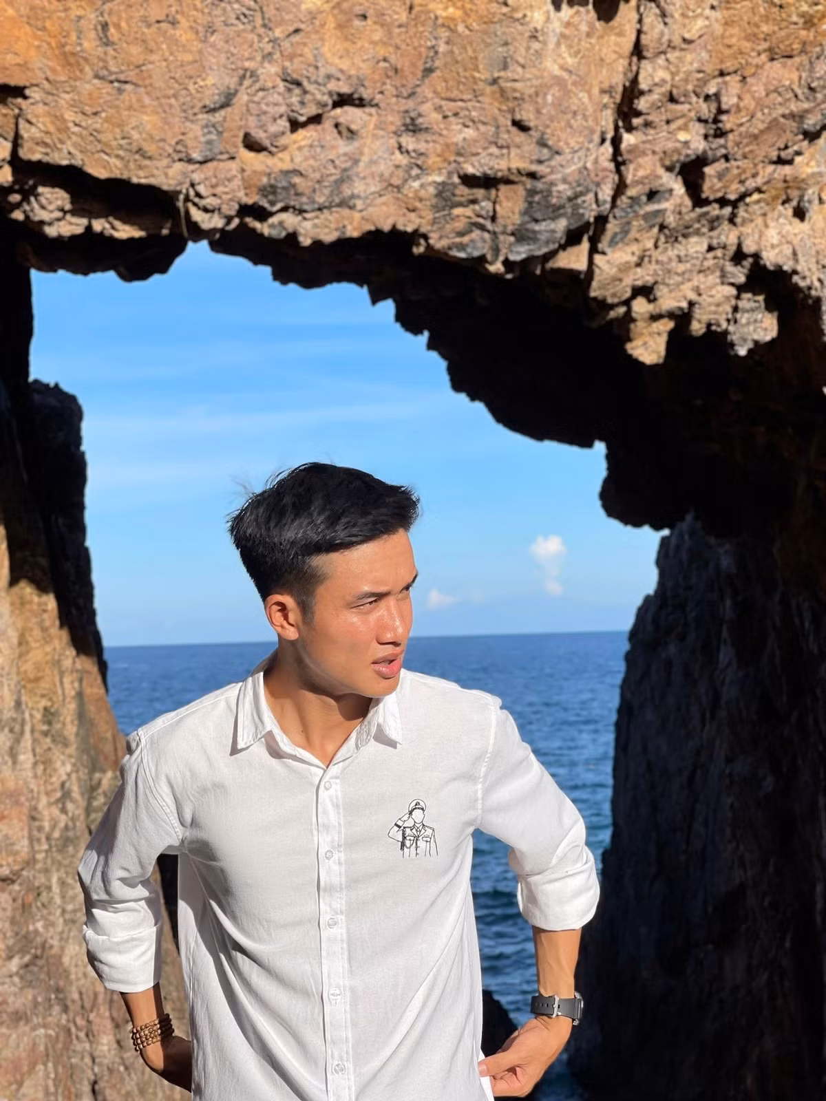 Loạt ảnh đi biển lần này của anh như một món quà dành tặng cho những người hâm mộ đã luôn theo dõi và ủng hộ. Mỗi khoảnh khắc đều tràn ngập sự tươi mới, trẻ trung, cho thấy một khía cạnh đời thường bình dị của một chiến sĩ Quân đội Nhân dân Việt Nam. (Ảnh: FBNV)