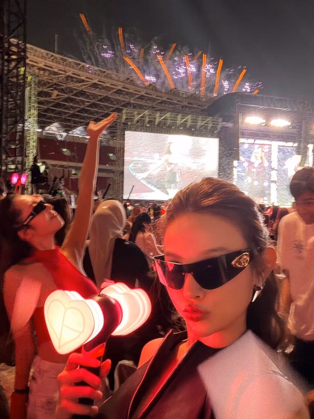 Kết hợp với những phụ kiện sành điệu như kính râm đen bản nhỏ cá tính, chiếc lightstick hình búa đặc trưng của Blackpink phát sáng rực rỡ, Huyền Baby toát lên vẻ ngoài cool ngầu, hiện đại và vô cùng cuốn hút. (Ảnh: IGNV)