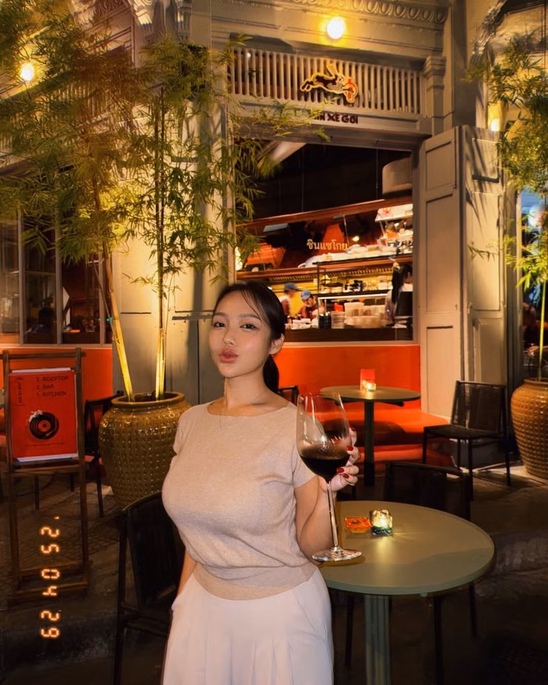Không ít lần, cô phải đối diện với những bình luận trái chiều cho rằng vẻ đẹp của mình “không thể tự nhiên được”. Tuy nhiên, thay vì đáp trả, Lee Yumin vẫn giữ phong thái điềm tĩnh và tiếp tục chia sẻ những khoảnh khắc đời thường rạng rỡ, làm việc, du lịch hay thư giãn với phong cách sống healthy, active.