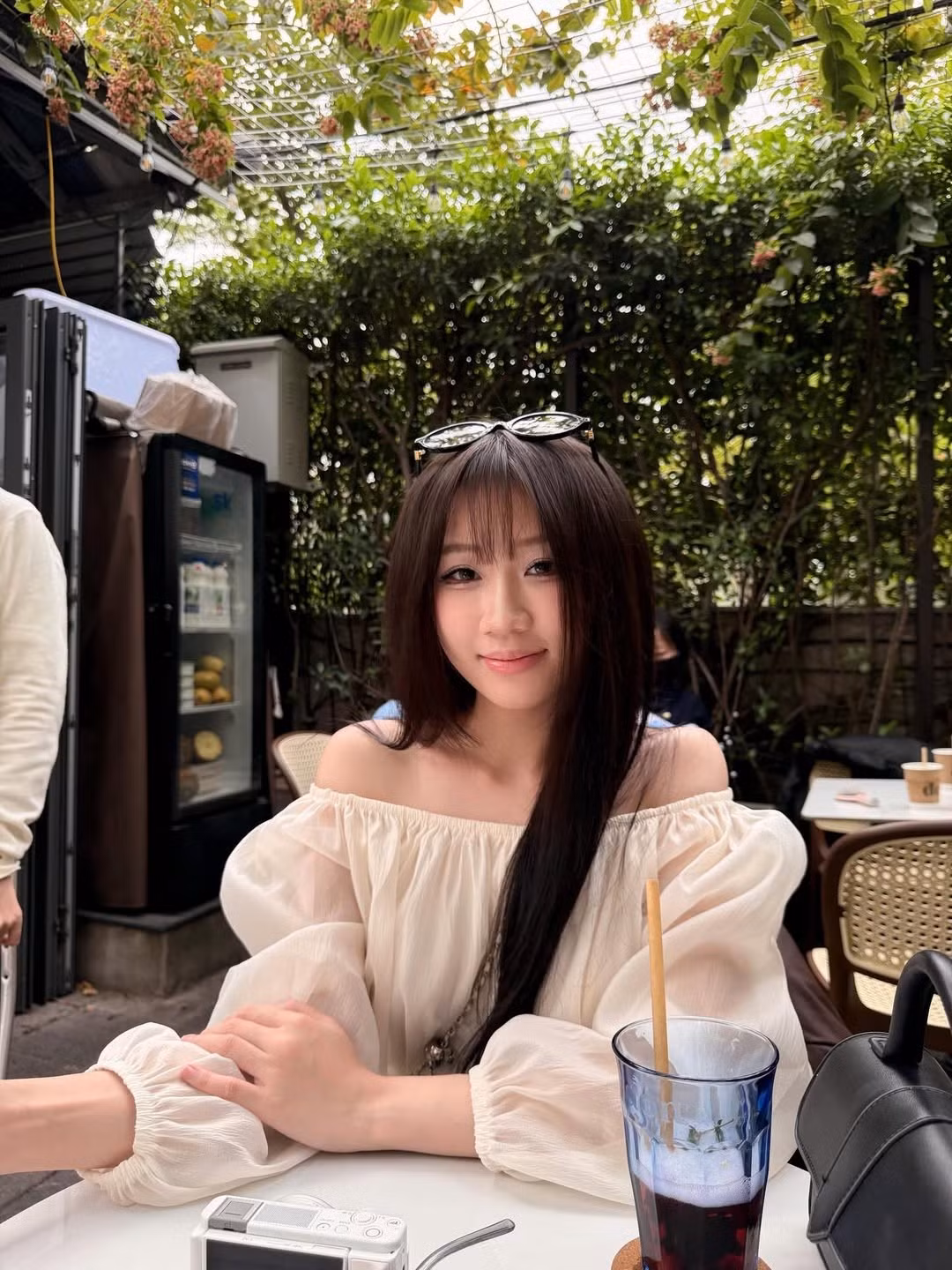 Để tạo sự cân bằng và mang lại vẻ ngoài năng động, trẻ trung, Hoàng Lan Anh đã khéo léo phối áo trễ vai với quần jeans. (Ảnh IGNV)