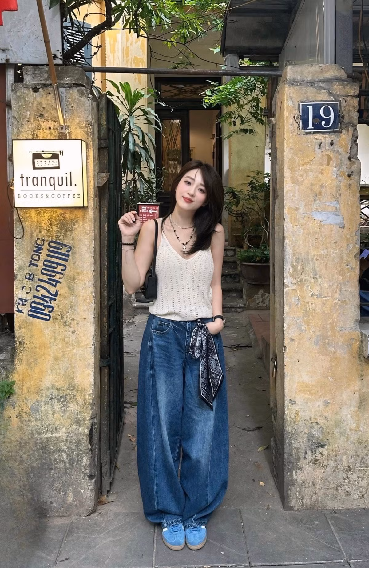 "Hot girl chạy bộ" lựa chọn lối trang điểm nhẹ nhàng, nhấn nhá ở mắt cùng màu son đỏ ấn tượng. (Ảnh: Facebook Hà Kim)