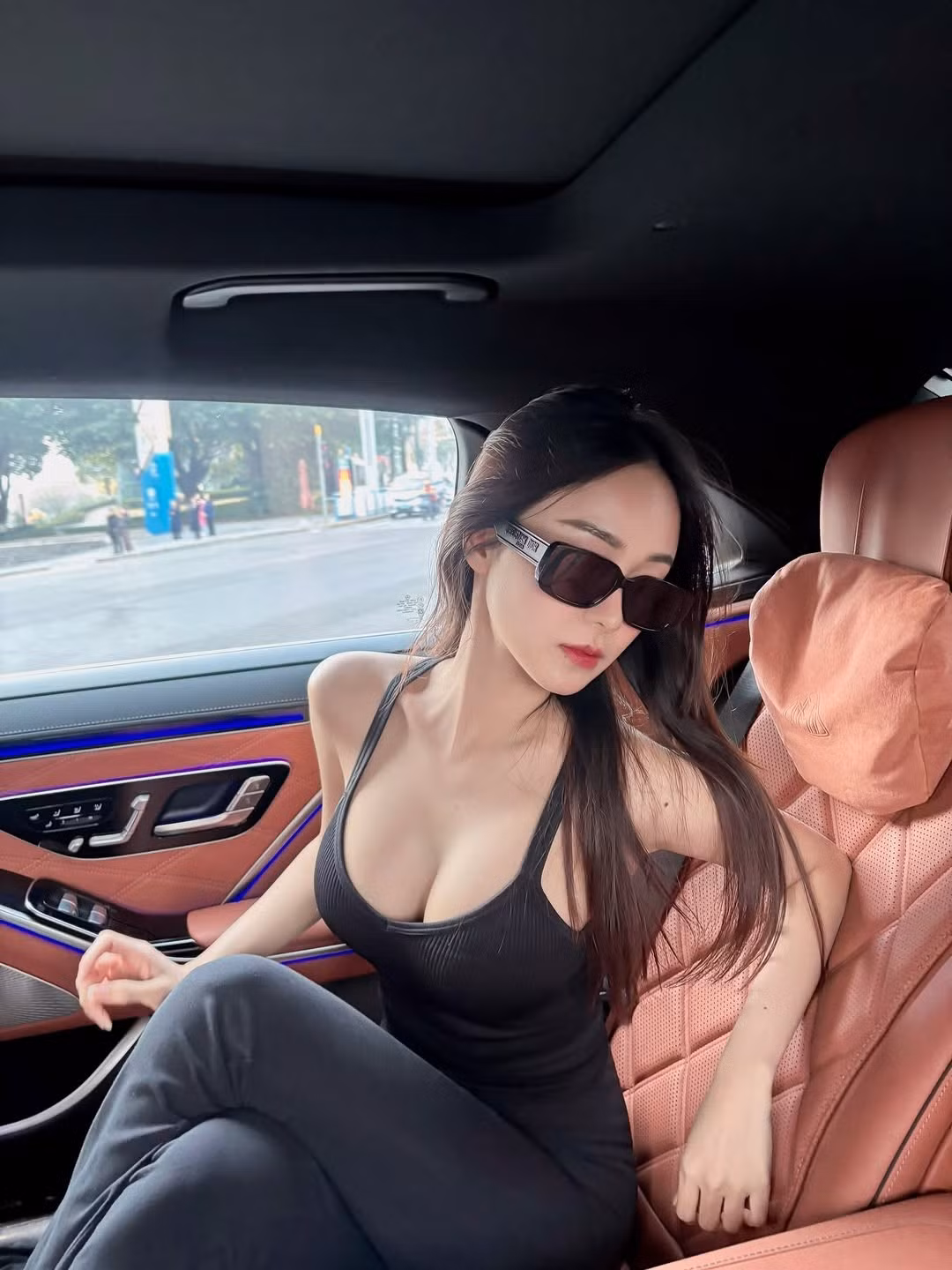 Mới đây, bộ ảnh check-in trên xe hơi của hot girl đình đám xứ Chùa Vàng - Ponsawan Phusua (hay còn gọi là Ueay Pornsawan) đã nhanh chóng trở thành tâm điểm chú ý của cộng đồng mạng. (Ảnh: IGNV)