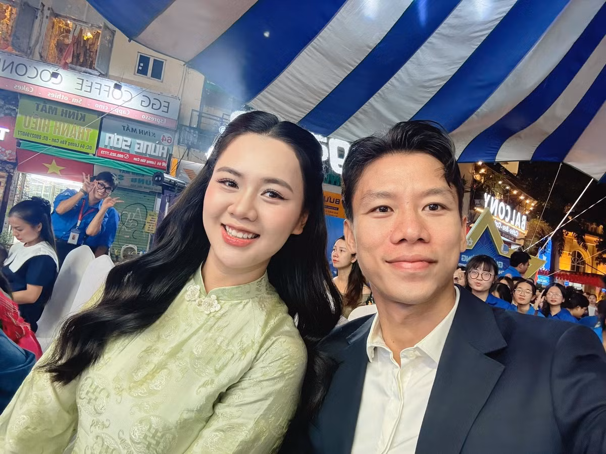 Dù là một cầu thủ nổi tiếng, thường xuyên xa nhà để tập luyện và thi đấu, Quế Ngọc Hải luôn được biết đến là một người chồng, người cha mẫu mực, luôn dành sự quan tâm và tình cảm sâu sắc cho tổ ấm nhỏ của mình. (Ảnh: FB Dương Thuỳ Phương)