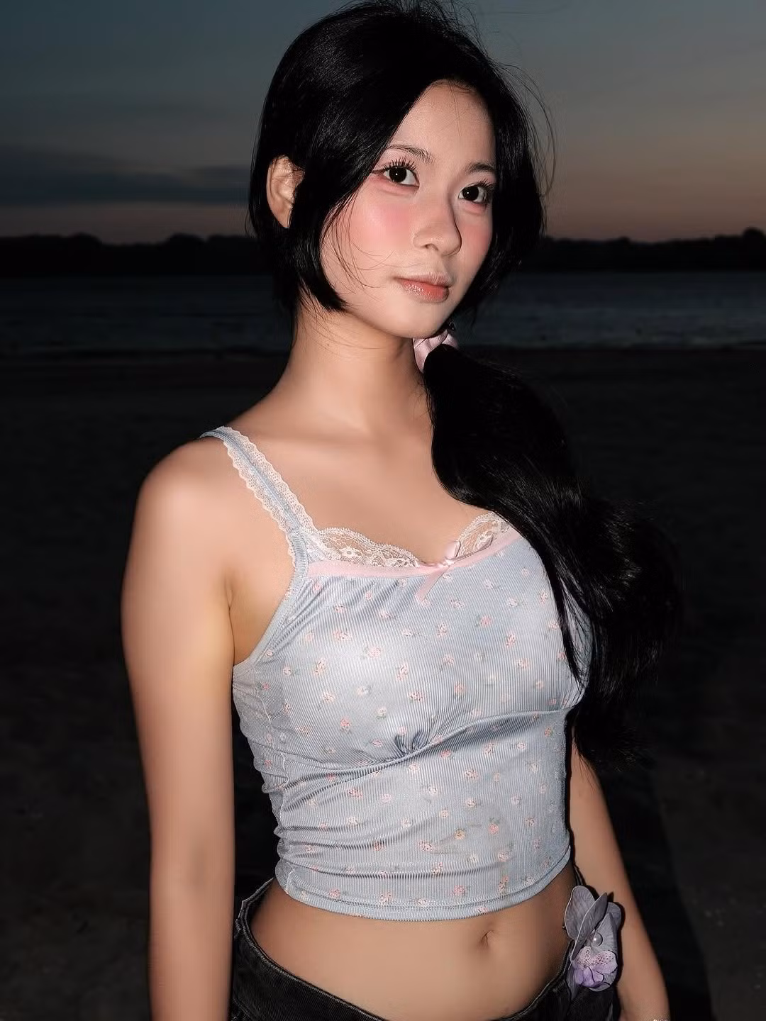 Khi Quỳnh Bei quyết định "kéo mặt nạ" để lộ diện trước công chúng vào khoảng giữa năm 2025, cô nàng đã tạo nên một cú "chấn động" mạng xã hội với hàng triệu lượt xem và tương tác chỉ trong vòng chưa đầy 24 giờ. (Ảnh: FBNV)