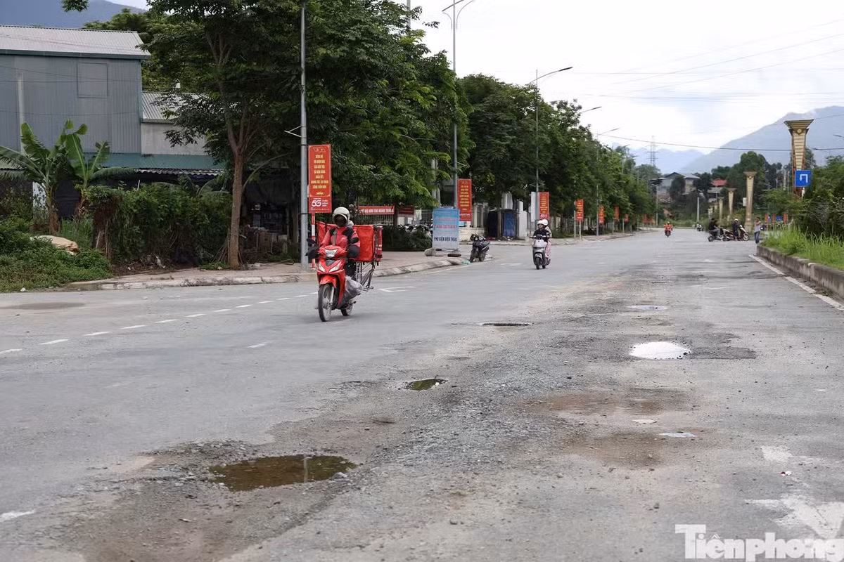 Do mặt đường hỏng nặng ở phần đường dành cho ô tô nên các phương tiện chủ yếu đi ở làn bên phải. Nhiều đoạn, ngay cả làn bên phải, sát lề đường cũng hỏng nên người dân phải luồn lách qua các ổ gà để đi.