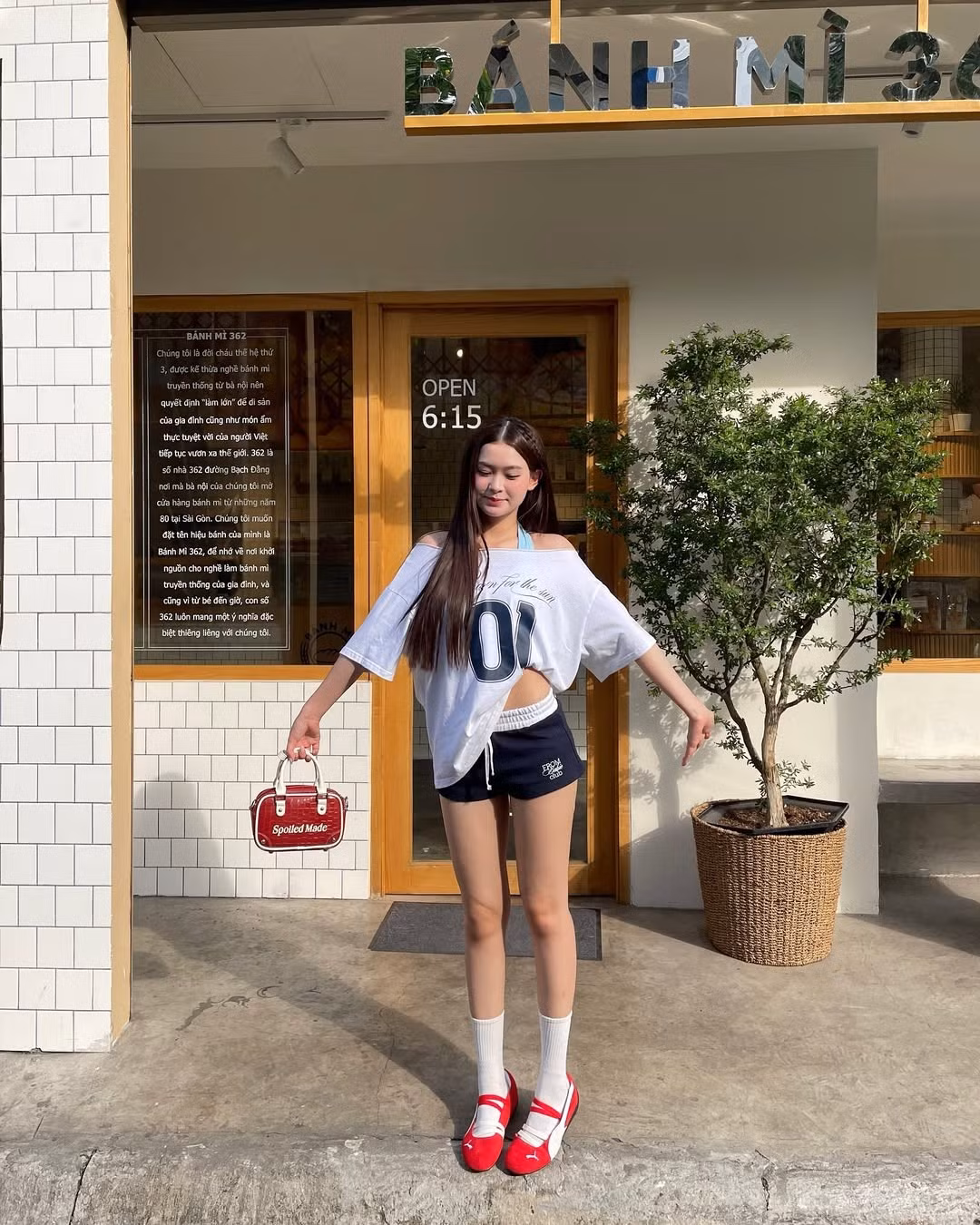 Hiện tại cô nàng vừa là nhà sáng tạo nội dung, vừa là mẫu ảnh và cũng thường xuyên livestream bán hàng. (Ảnh: IGNV)