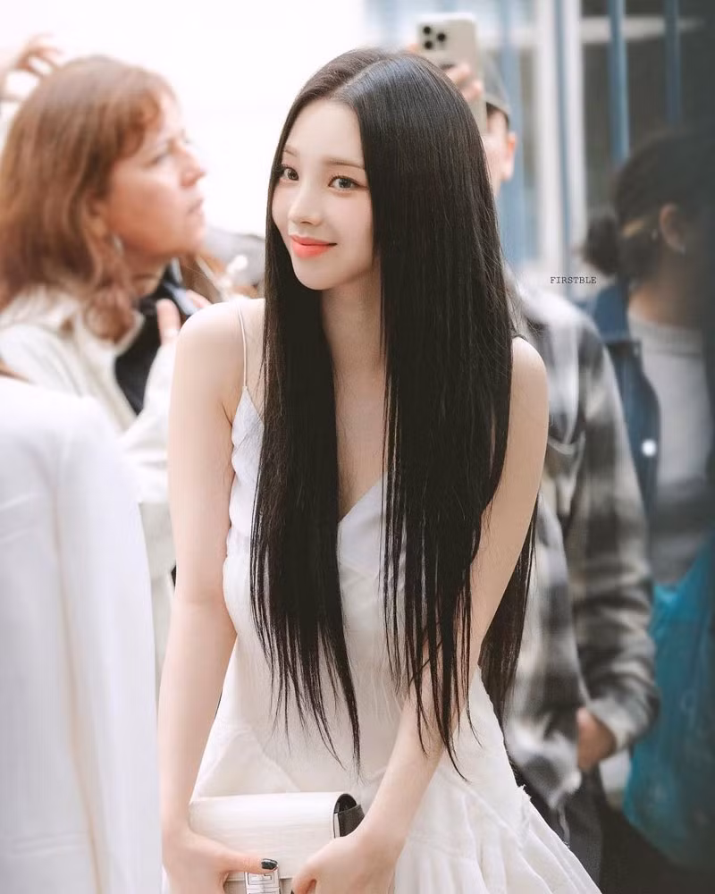 Karina (tên thật Yoo Ji Min) sinh ngày 11/04/2000, được biết đến với vai trò là nhóm trưởng, gương mặt đại diện, nhảy chính và rap dẫn của nhóm nhạc gen 4 aespa. 