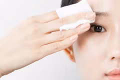 Cách vệ sinh mắt đúng cách sau trang điểm