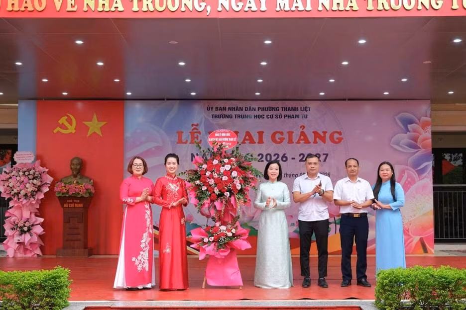 Những bó hoa tươi thắm thay lời chúc mừng, gửi gắm kỳ vọng về một năm học mới nhiều thành công tới Ban Giám hiệu nhà trường.