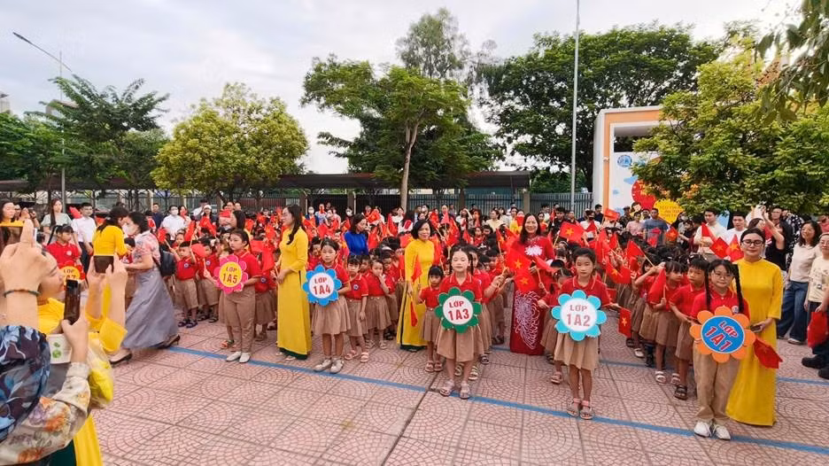 Những học sinh lớp 1 háo hức trong ngày đầu tiên chính thức bước vào môi trường tiểu học.
