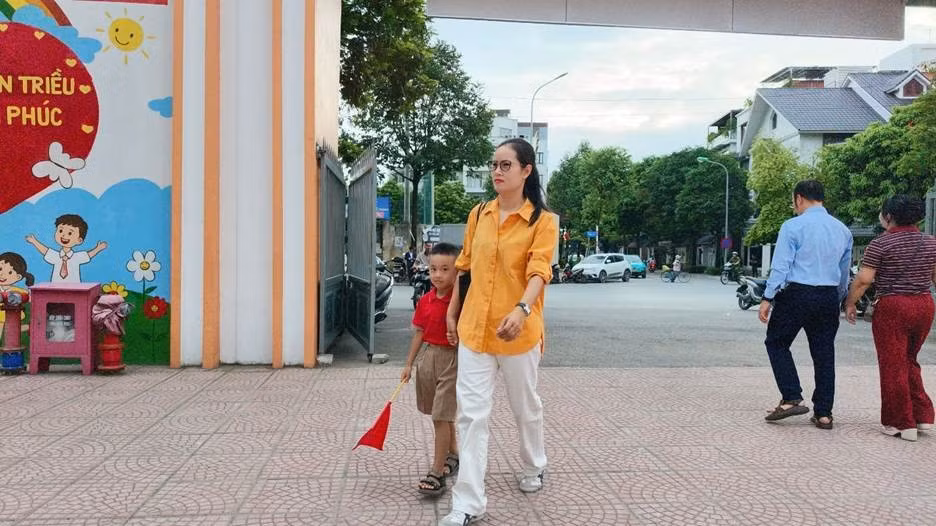 Những khoảnh khắc bỡ ngỡ, háo hức của học sinh trong ngày đầu năm học mới.