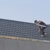 Vây bắt hai người nghi liên quan đến ma túy cố thủ trên mái nhà ở Thanh Hóa
