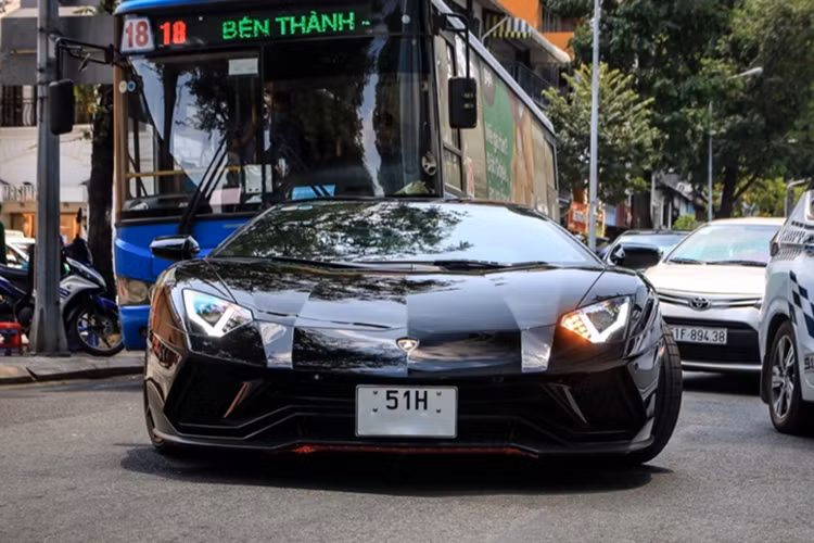 Siêu xe Lamborghini Aventador S LP740-4 màu đen bóng mới tái xuất tại Tp.HCM vẫn được trang bị động cơ V12, hút khí tự nhiên, dung tích 6.5 lít tương tự như phiên bản Lamborghini Aventador LP700-4. Nhưng đã được tinh chỉnh lại nhằm "bơm" ra công suất tối đa đến 740 mã lực, cao hơn 40 mã lực so với bản tiêu chuẩn.